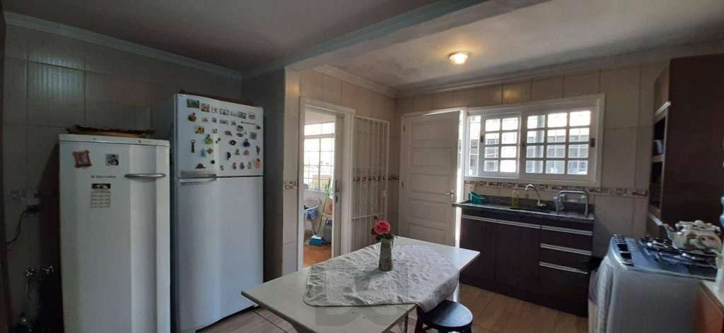 VENDE – AMPLA CASA RESIDENCIAL COM PISCINA E 5 VAGAS — foto 31
