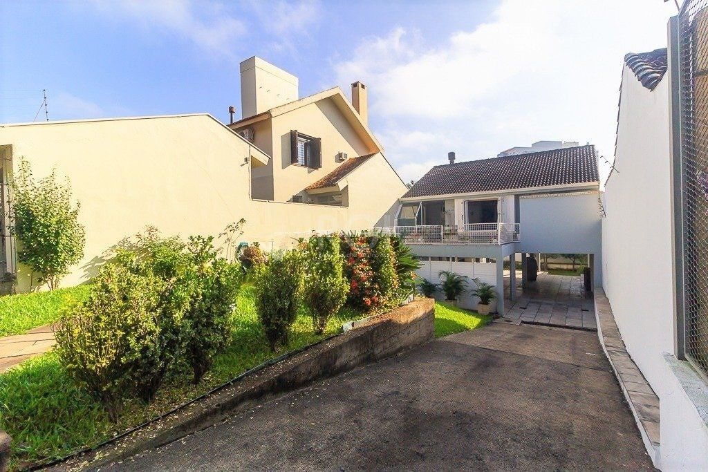 Casa para Venda - 227m², 3 dormitórios, sendo 1 suites, 4 vagas - Azenha — foto 1