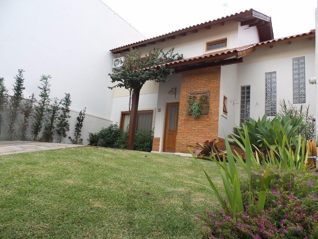 Excelente casa em condomínio com 3 dormitórios e 4 vagas. — foto 2