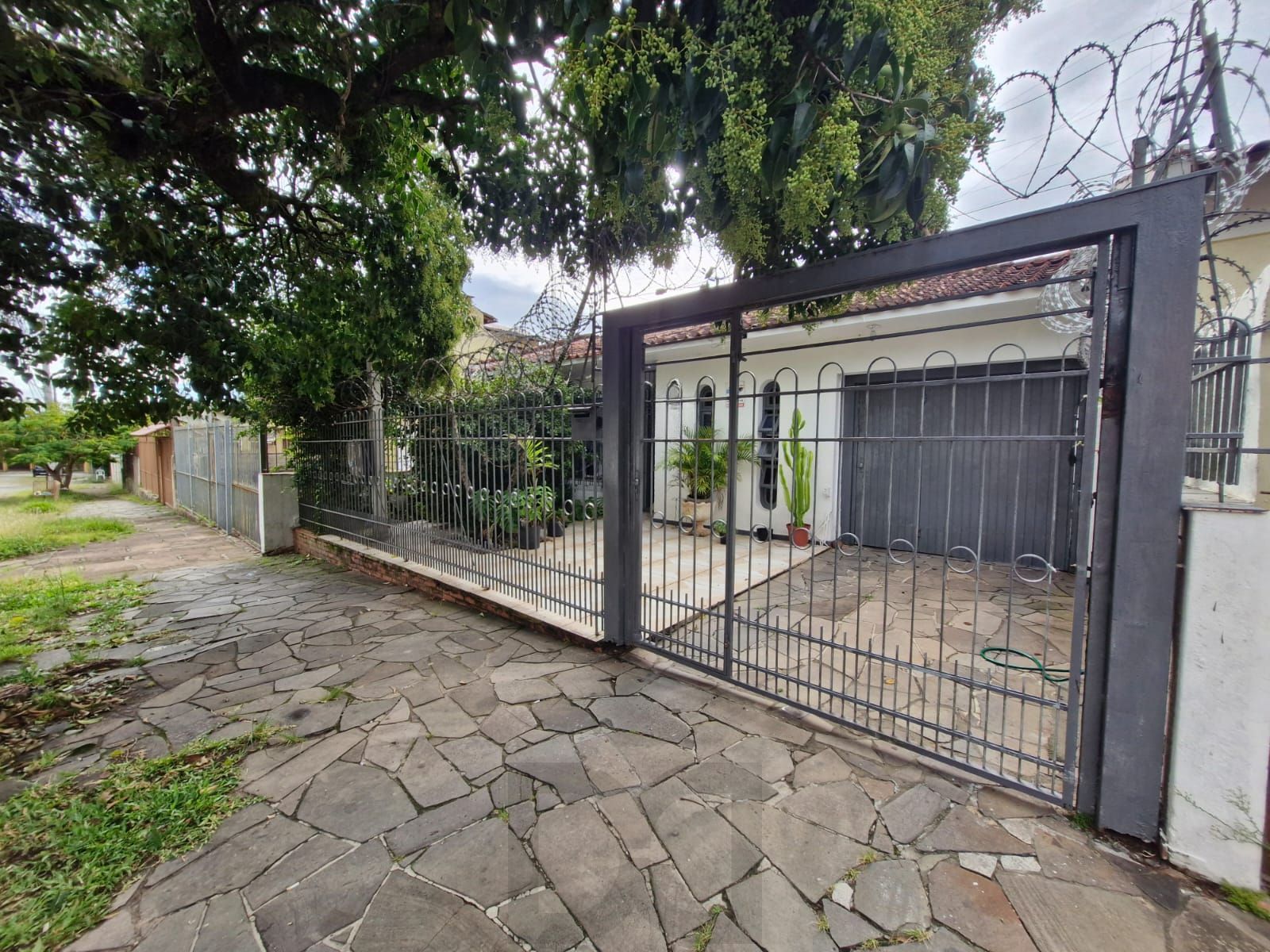 Casa com 3 dormitórios e edícula nos fundos no bairro Nonoai. — foto 1