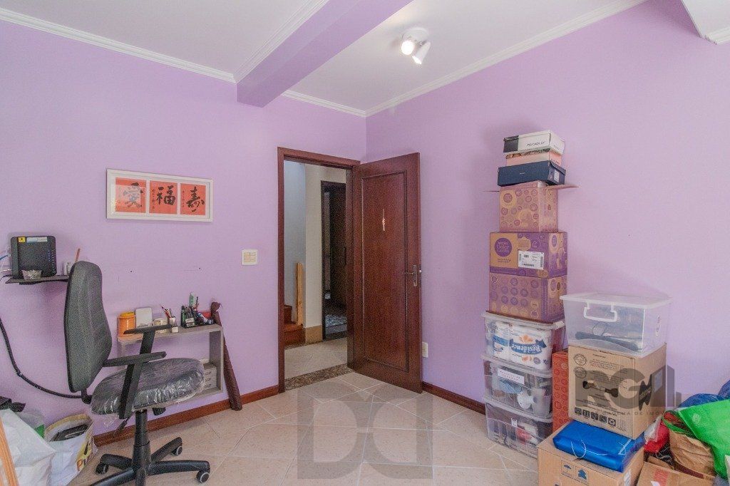 Linda casa de 04 dormitórios com vista livre no Bairro Teresópolis — foto 33