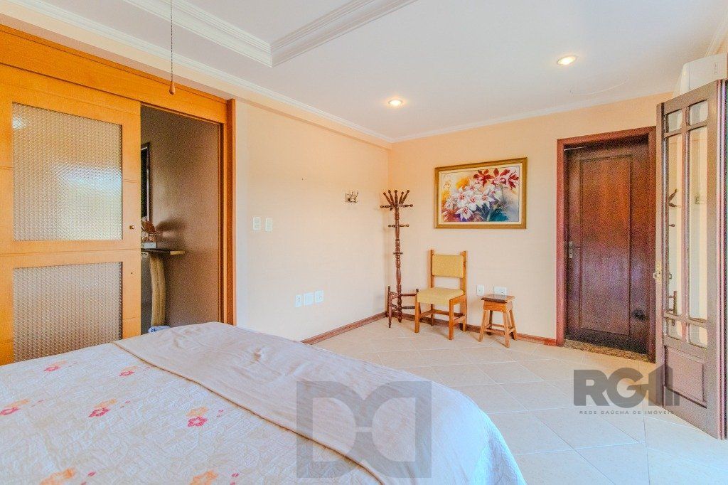 Linda casa de 04 dormitórios com vista livre no Bairro Teresópolis — foto 46