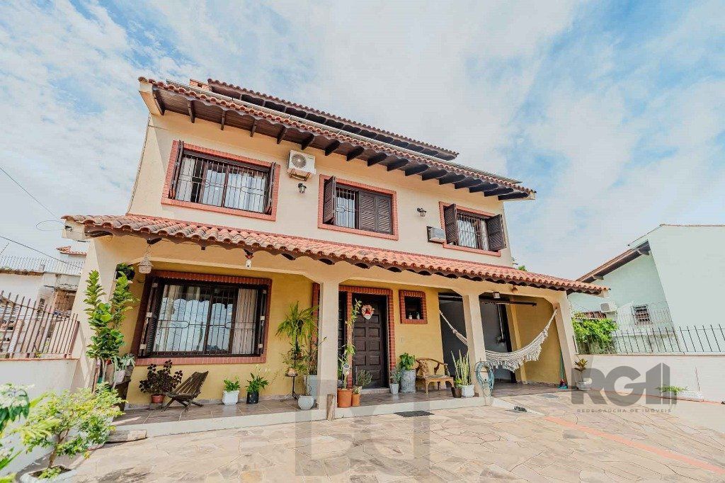 Casa com 234m², 3 dormitórios, 3 vagas no bairro Partenon — foto 1