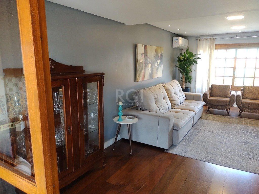 Excelente casa com 03 suíte, espaço gourmet com churrasqueira, living com lareira, pátio com piscina e garagem para 02 carros no bairro Espírito Santo — foto 4