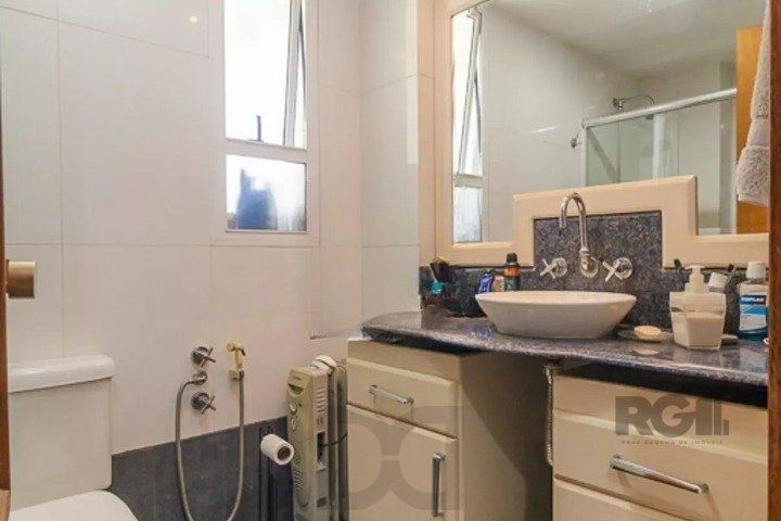 Apartamento com 2 dormitórios reversível para 3, e condomínio com portaria 24h, salão de festas, quadra e playground. Próximo à Orla e BarraShopping. — foto 8