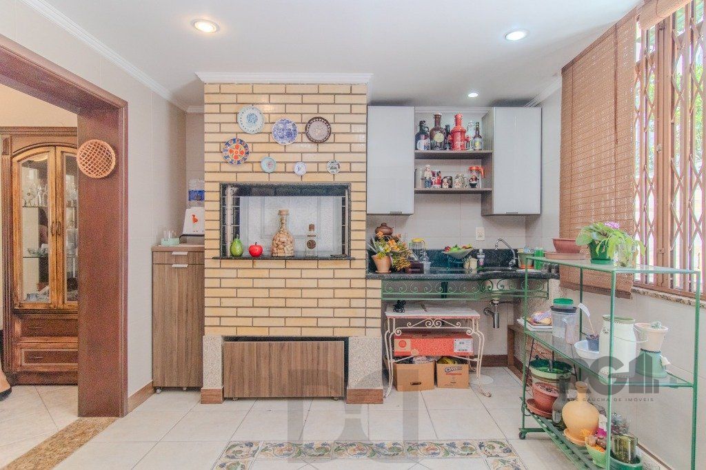 Linda casa de 04 dormitórios com vista livre no Bairro Teresópolis — foto 17