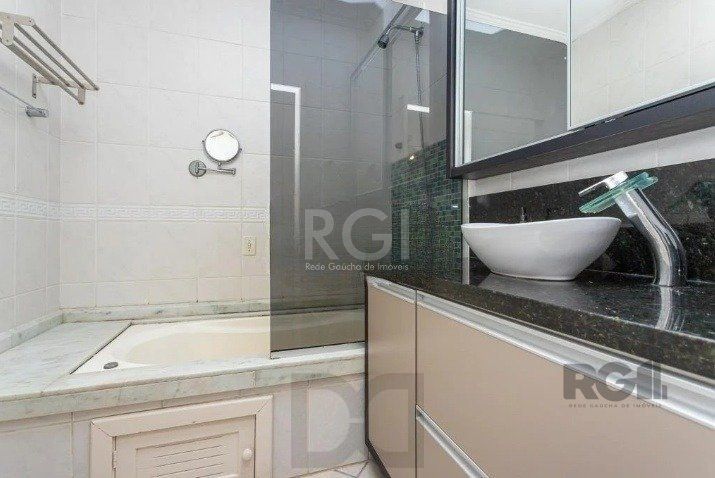 Casa com 03 dormitórios, 01 suíte, pátio, terraço com churrasqueira e vaga de garagem para 03 carros no bairro Ipanema — foto 20