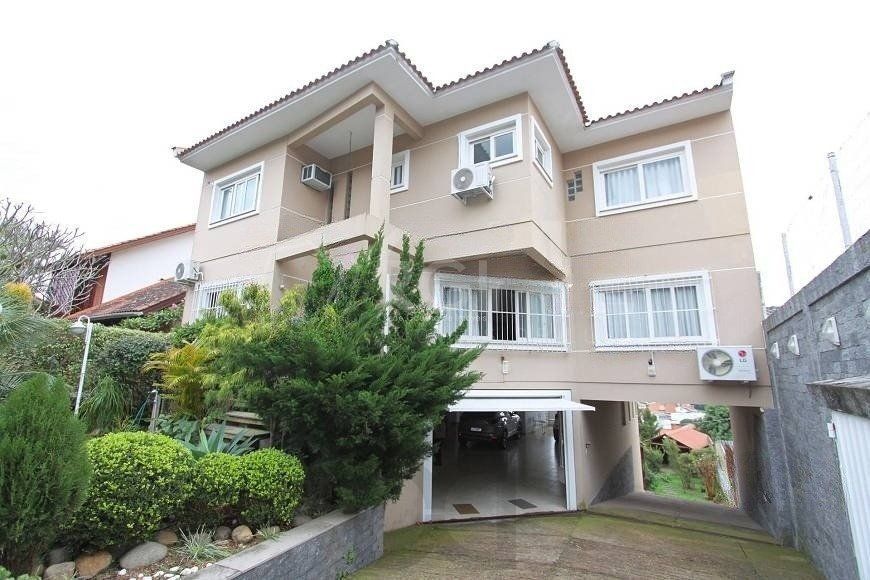 EXCELENTE CASA COM 4 DORMITÓRIOS, 6 VAGAS DE GARAGEM E VISTA PANORÂMICA. — foto 1