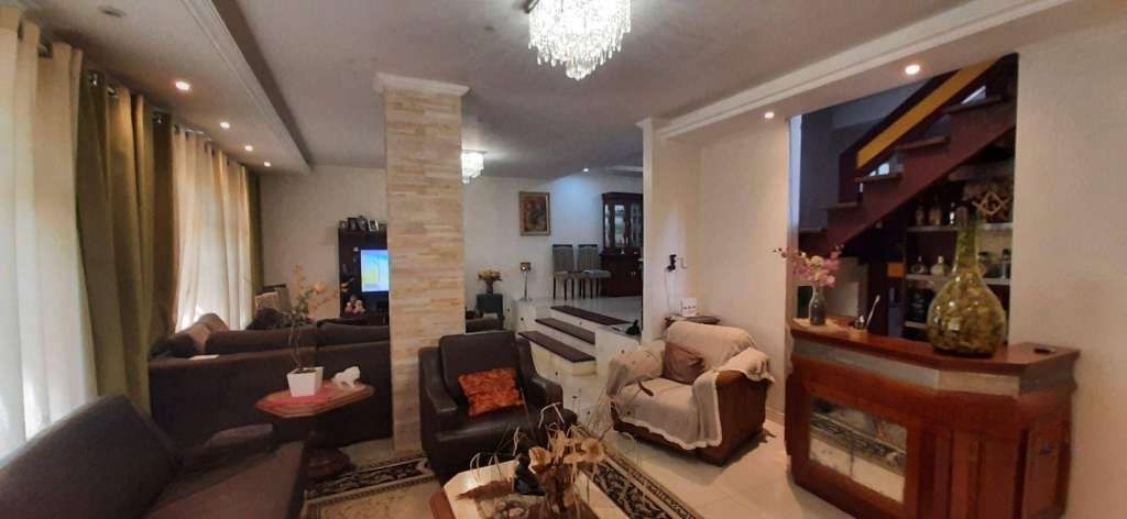 VENDE – AMPLA CASA RESIDENCIAL COM PISCINA E 5 VAGAS — foto 8