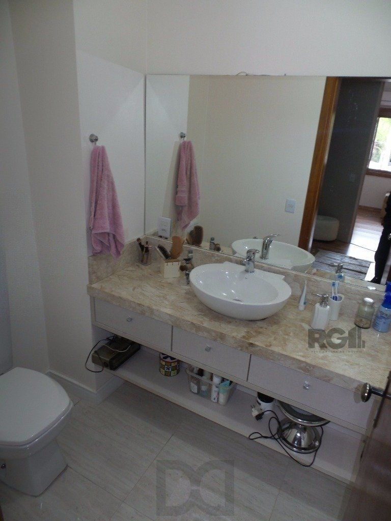 Excelente casa em condomínio com 3 dormitórios e 4 vagas. — foto 13