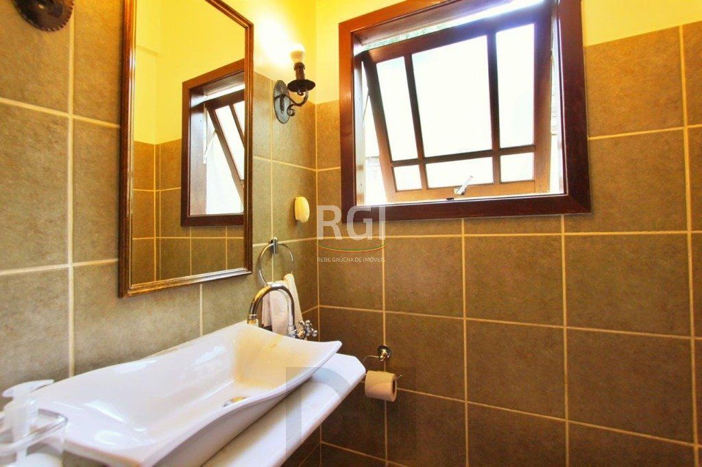 Casa para Venda - 260m², 5 dormitórios, sendo 2 suites, 4 vagas - Teresópolis — foto 27