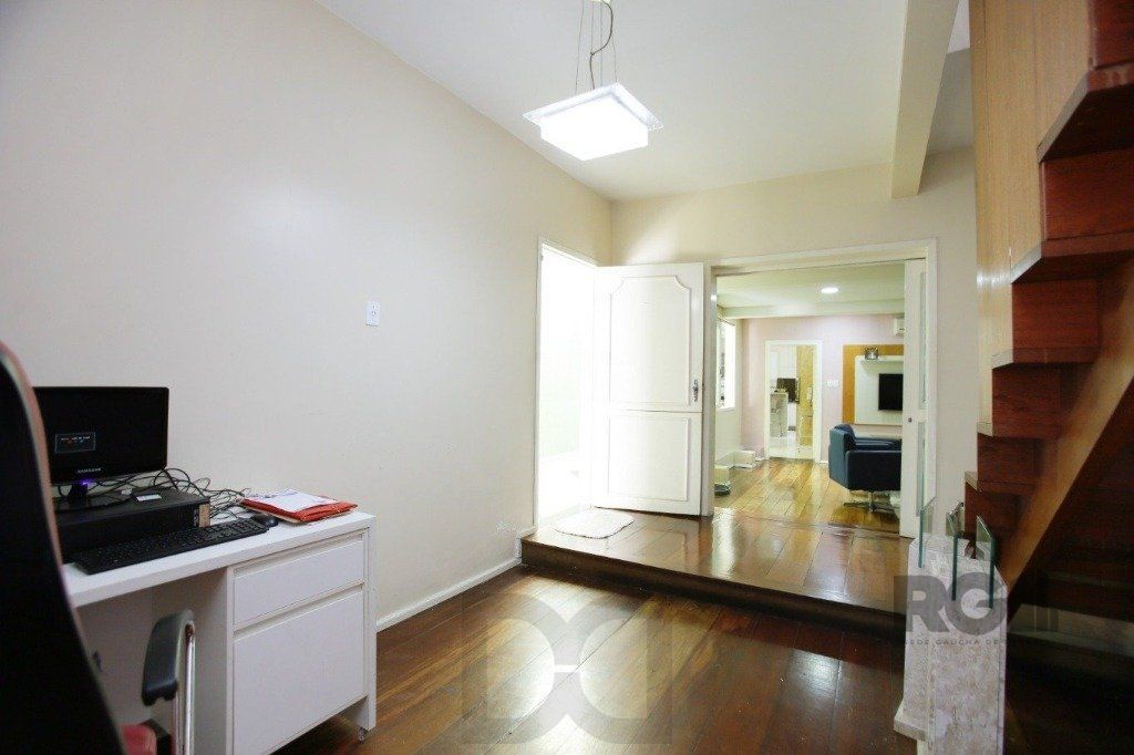 Excelente casa de 235m² com 4 dormitórios e 3 vagas no bairro Azenha. — foto 8