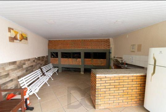 Apartamento 2 dormitórios com 1 vaga, prédio com elevador no Bairro Cristal — foto 2