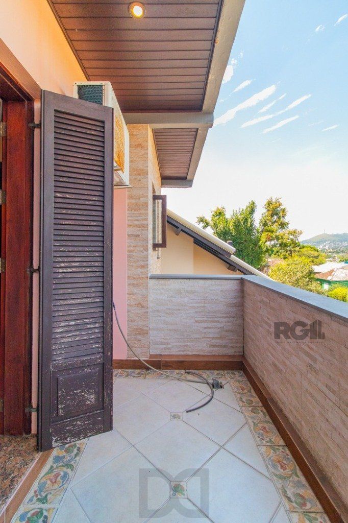 Linda casa de 04 dormitórios com vista livre no Bairro Teresópolis — foto 47