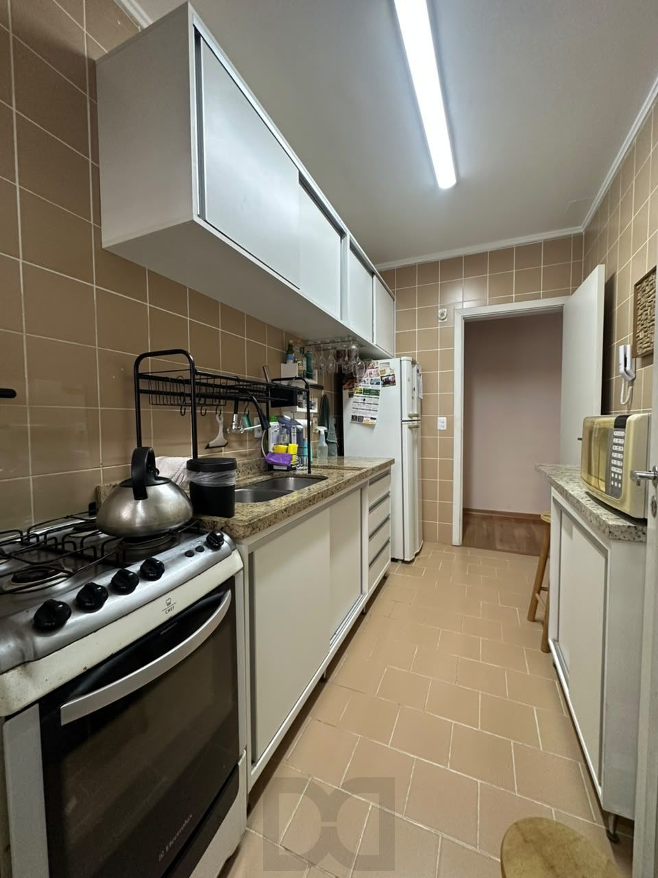 Apartamento 2 dormitórios, com churrasqueira e 1 vaga no bairro Teresópolis em Porto Alegre — foto 4