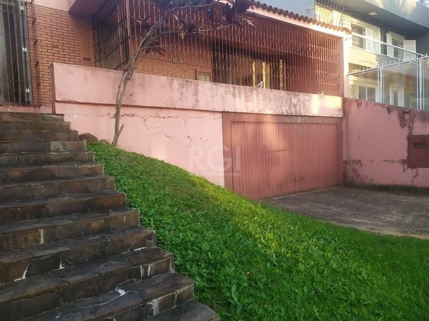 Casa com 03 dormitórios, churrasqueira, pátio com piscina e 5 vagas de garagem no bairro Menino Deus — foto 3