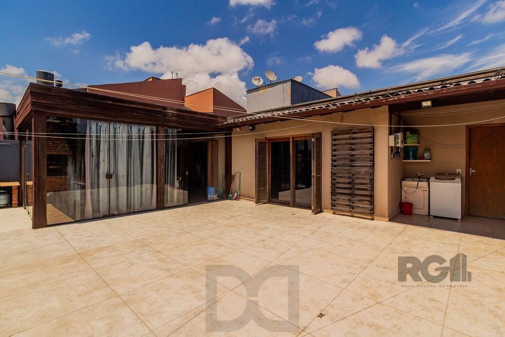 Cobertura 251m², 3 dormitórios, 2 vagas no bairro Teresópolis — foto 1