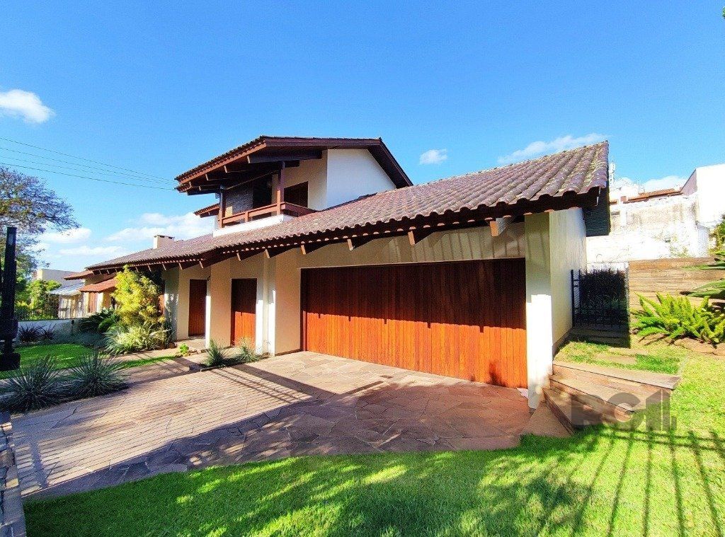 Excelente casa de 300m² com 03 dormitórios sendo 02 suítes. — foto 1