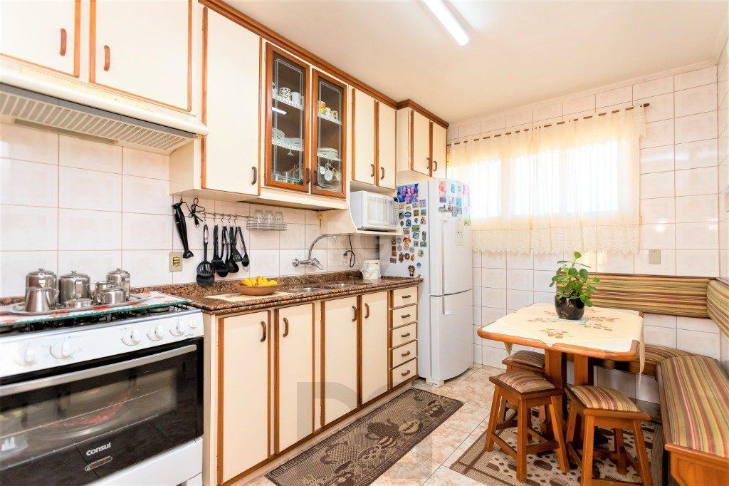 Casa para Venda - 228m², 4 dormitórios, sendo 1 suites, 5 vagas - Teresópolis — foto 13