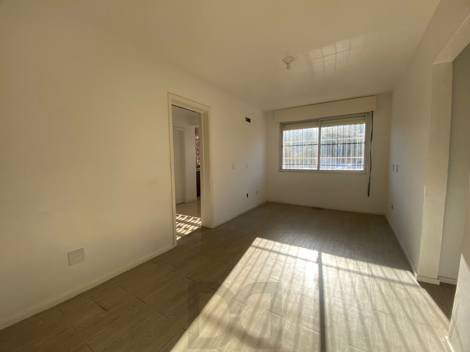 Apartamento 2 Dormitórios com Garagem Coberta à Venda no Bairro Teresópolis – Amplo, Arejado e de Frente, 67m2 — foto 2
