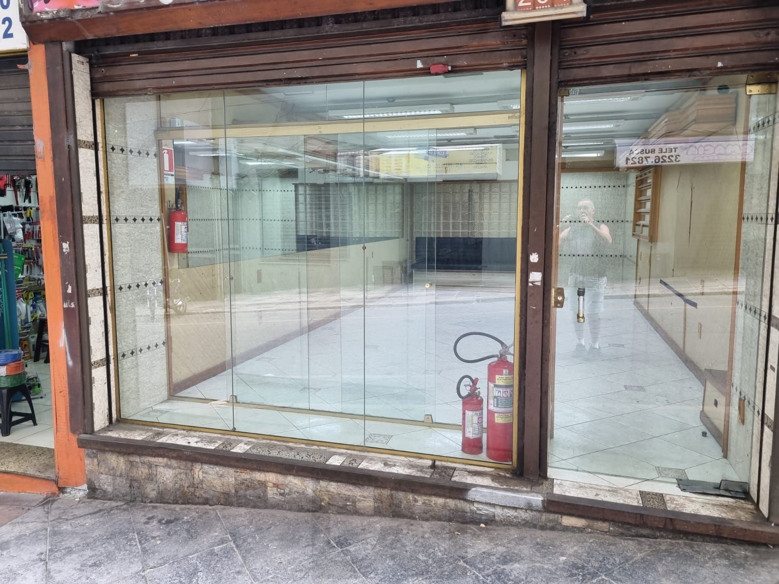 Loja Térrea de Frente à Venda no Centro Histórico de Porto Alegre — foto 2