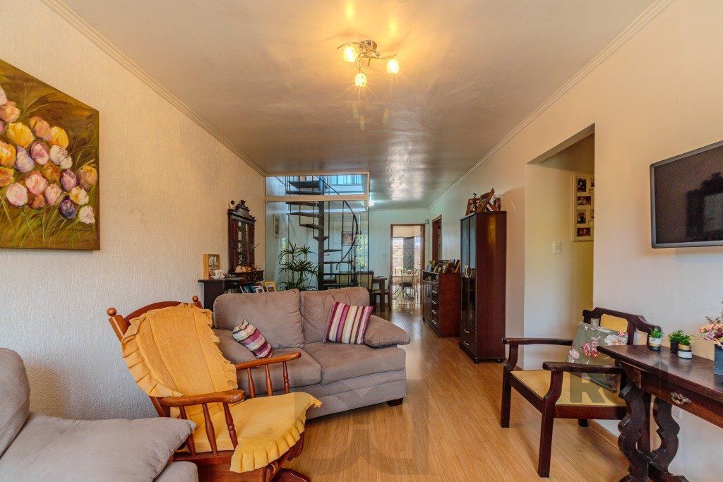 Casa 253m², 3 suítes, pátio, churrasqueira e vaga de garagem para 4 carros no bairro Nonoai — foto 2