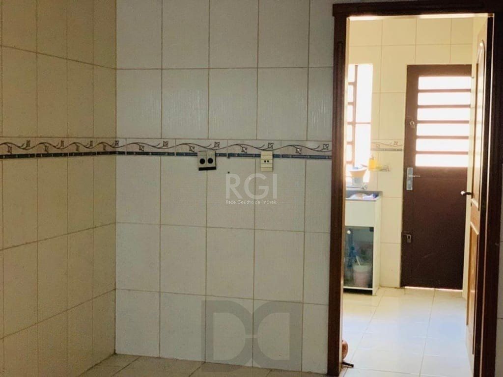 Encantadora residência com 03 dormitórios sendo 01 suíte e piscina. — foto 14