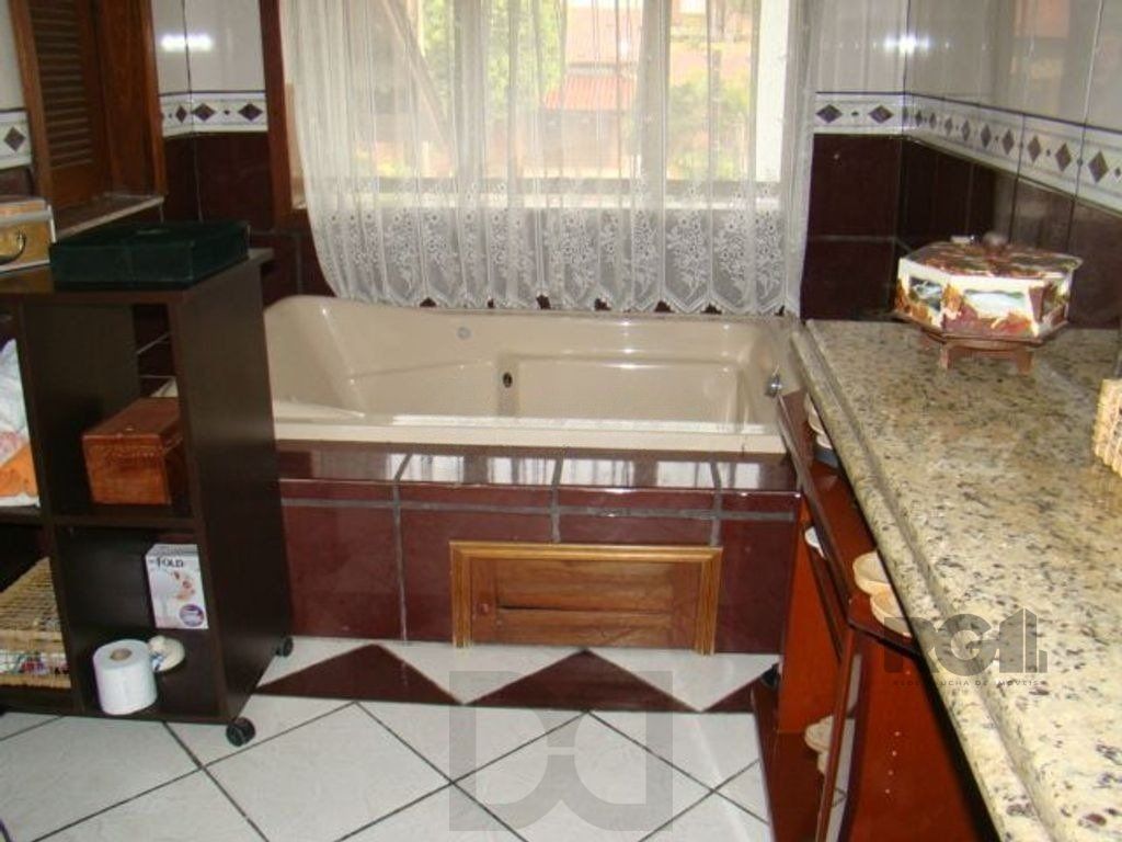 Casa de 370m² - 4 dormitórios, 2 suítes e 4 vagas de garagem no bairro Espírito Santo — foto 13