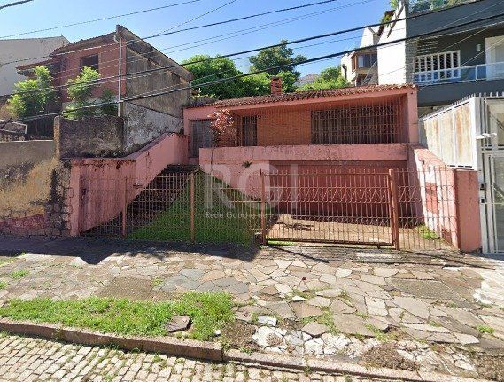Casa com 03 dormitórios, churrasqueira, pátio com piscina e 5 vagas de garagem no bairro Menino Deus — foto 2