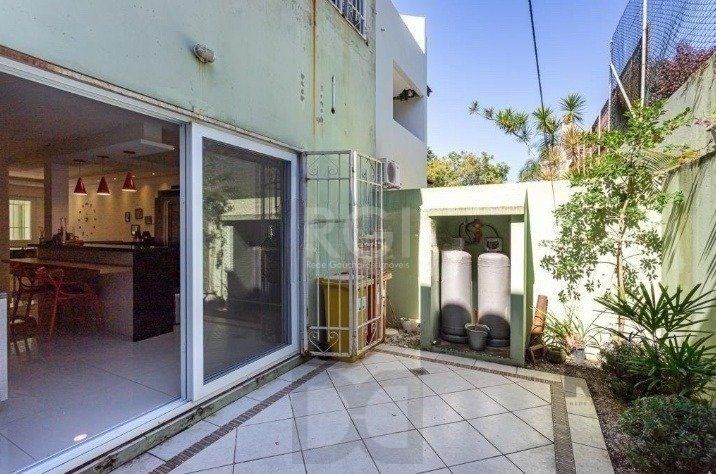 Casa com 03 dormitórios, 01 suíte, pátio, terraço com churrasqueira e vaga de garagem para 03 carros no bairro Ipanema — foto 14