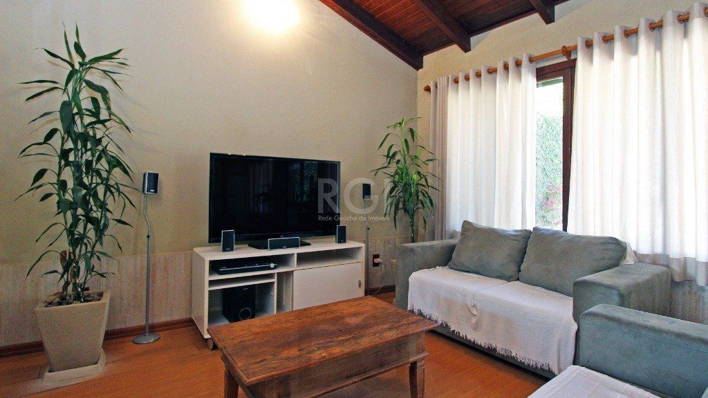 Sobrado 3 dormitórios, 1suíte, área gourmet com churrasqueira, piscina. — foto 9