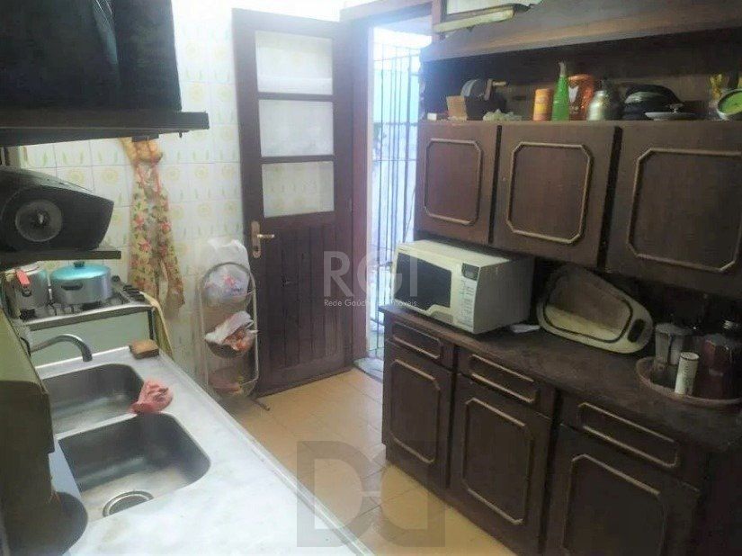 Casa com 03 dormitórios, churrasqueira, pátio com piscina e 5 vagas de garagem no bairro Menino Deus — foto 18