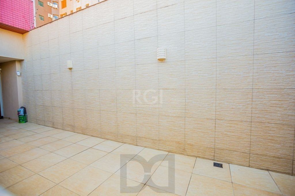 Belíssima casa de 375m² e 04 dormitórios sendo 01 suíte. — foto 9