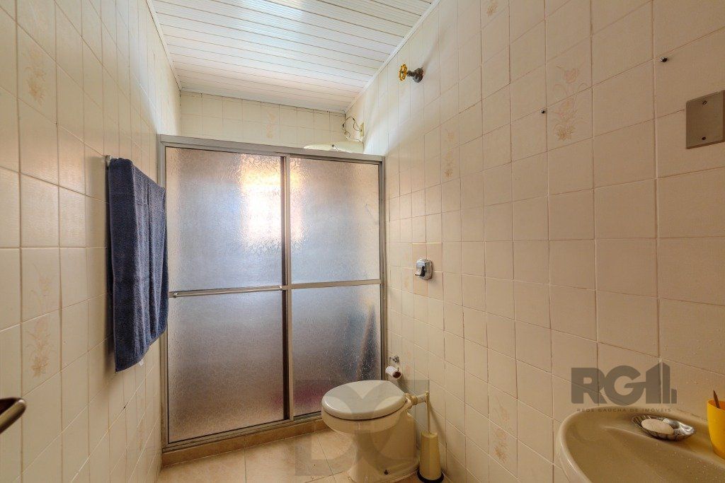 Casa 253m², 3 suítes, pátio, churrasqueira e vaga de garagem para 4 carros no bairro Nonoai — foto 14