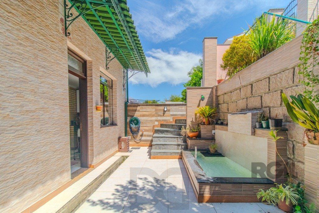 Linda casa de 04 dormitórios com vista livre no Bairro Teresópolis — foto 22