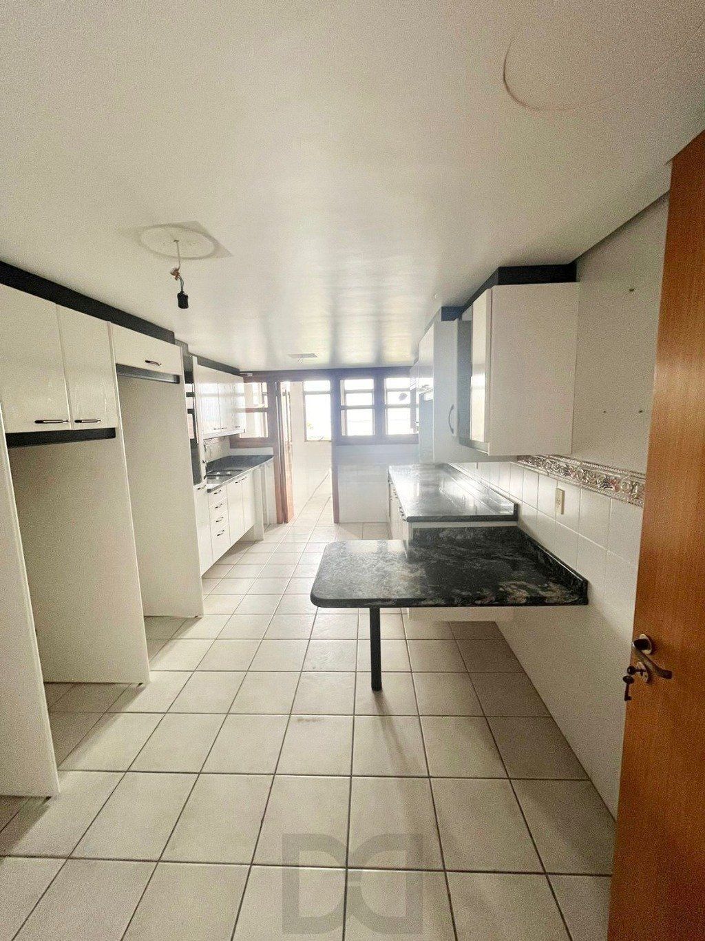 Apartamento de 4 dormitórios e 184m² à venda em Menino Deus, Porto Alegre. — foto 12