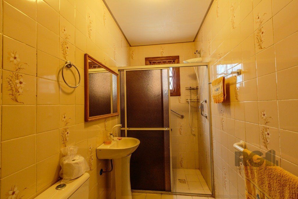 Casa 253m², 3 suítes, pátio, churrasqueira e vaga de garagem para 4 carros no bairro Nonoai — foto 30