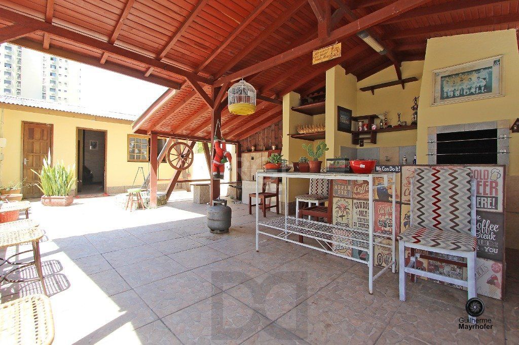 Casa para Venda - 300m², 6 dormitórios, sendo 1 suites, 3 vagas - Menino Deus — foto 16