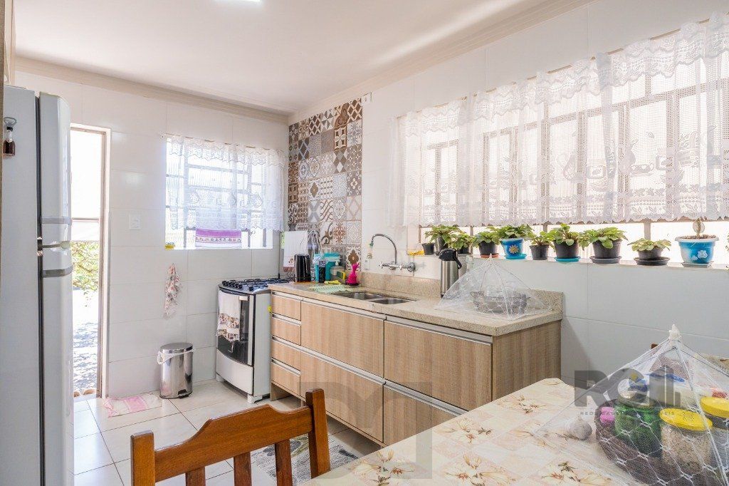 Casa com 4 dormitórios no bairro Gloria — foto 5
