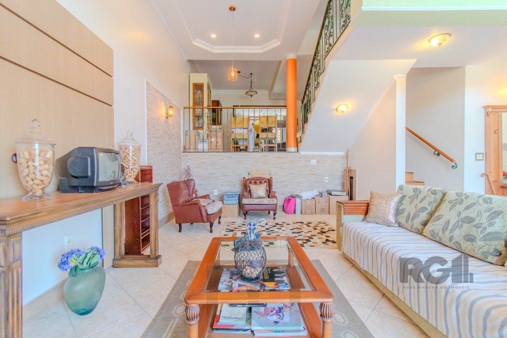 Linda casa de 04 dormitórios com vista livre no Bairro Teresópolis — foto 5