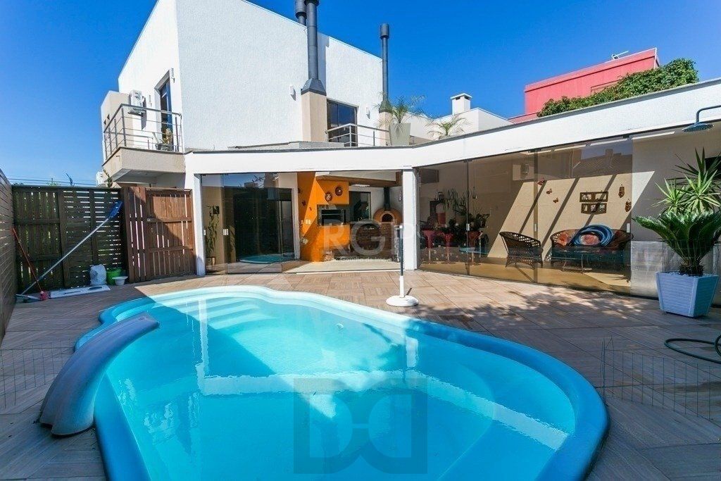 Excelente casa em condomínio com 3 suítes, piscina e 3 vagas de garagem — foto 3