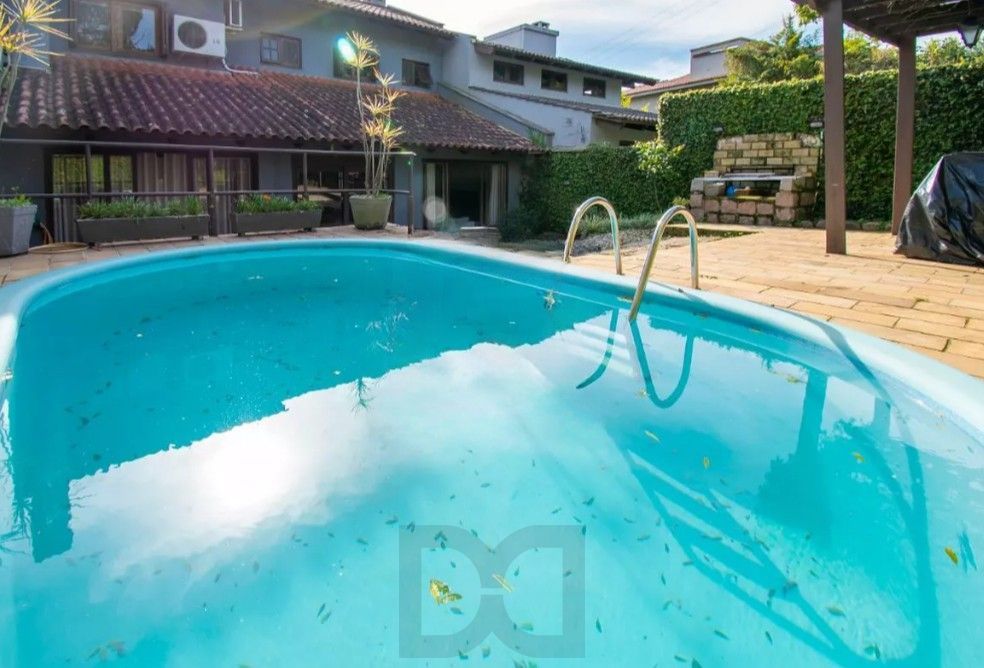 Sobrado 3 dormitórios, 1suíte, área gourmet com churrasqueira, piscina. — foto 1