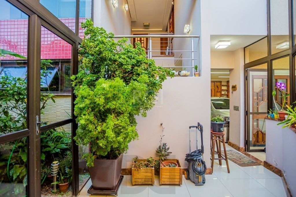 Belíssima casa de 375m² e 04 dormitórios sendo 01 suíte. — foto 8
