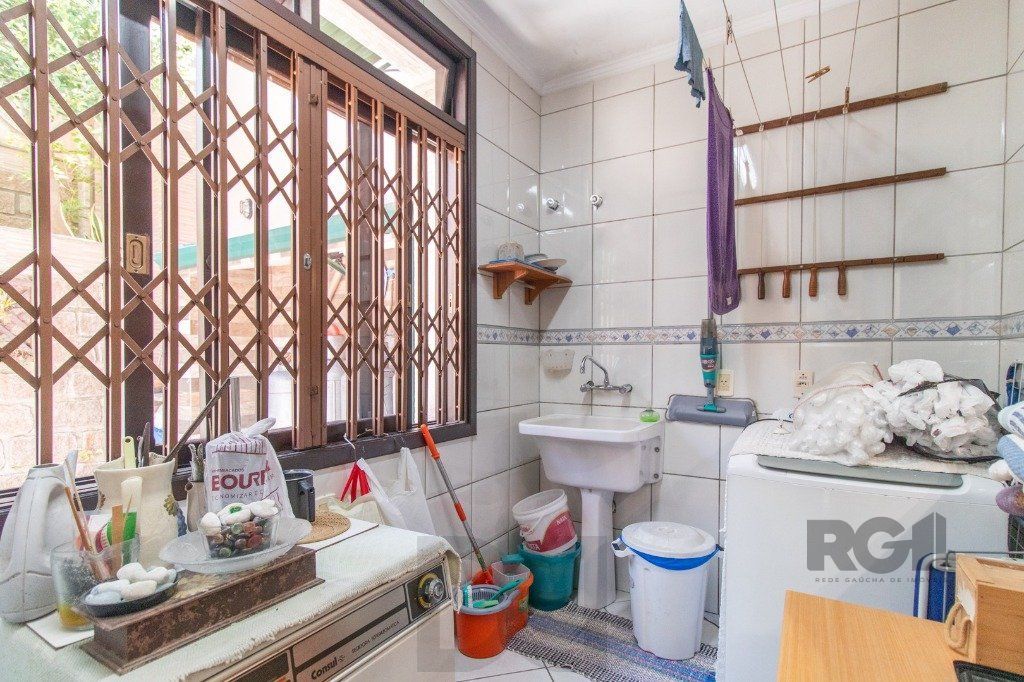 Linda casa de 04 dormitórios com vista livre no Bairro Teresópolis — foto 19