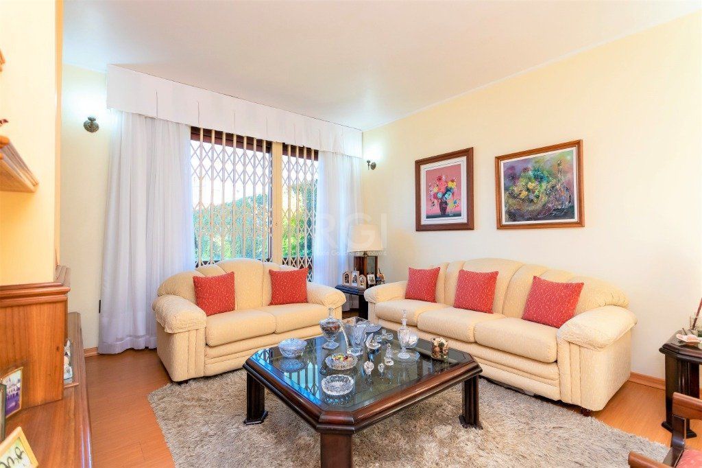 Casa para Venda - 228m², 4 dormitórios, sendo 1 suites, 5 vagas - Teresópolis — foto 2
