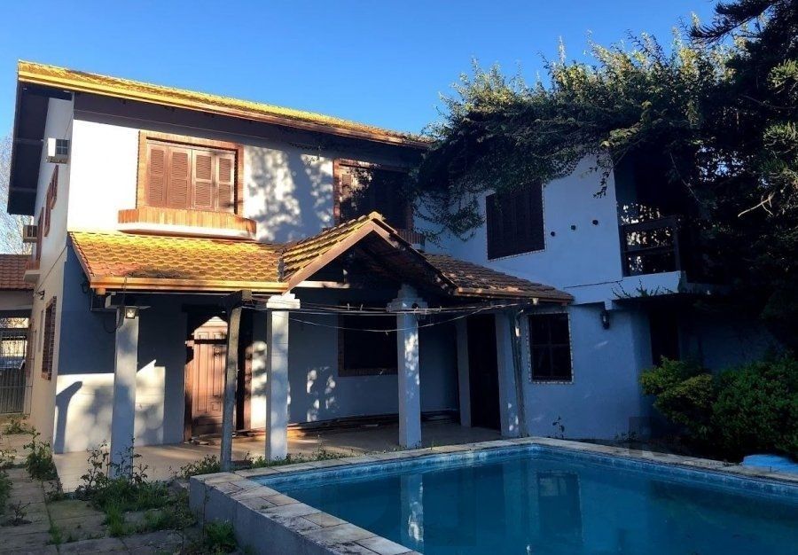 Casa de 365m² - 4 dormitórios sendo 3 suítes e 5 vagas de garagem no bairro Partenon — foto 1