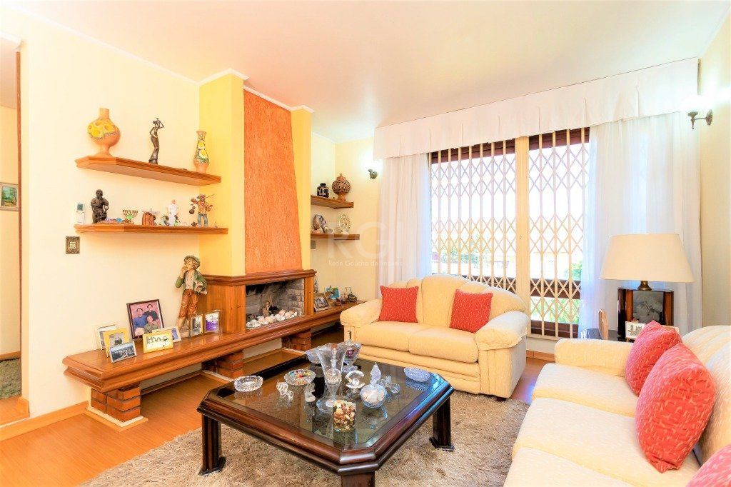 Casa para Venda - 228m², 4 dormitórios, sendo 1 suites, 5 vagas - Teresópolis — foto 5