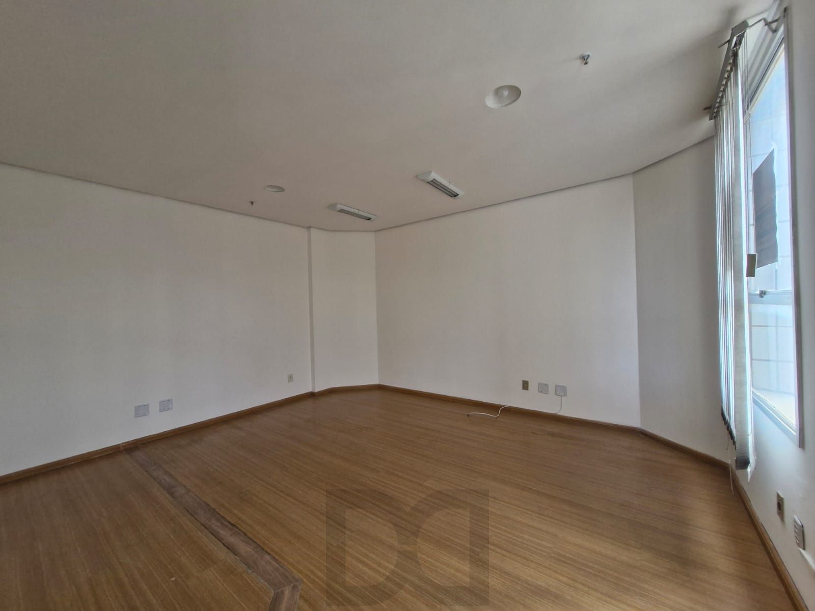 Sala comercial em prédio com elevador, no bairro Teresópolis. — foto 6