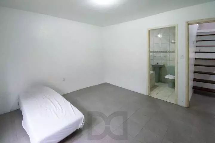 VENDE – AMPLA CASA RESIDENCIAL COM PISCINA E 5 VAGAS — foto 48