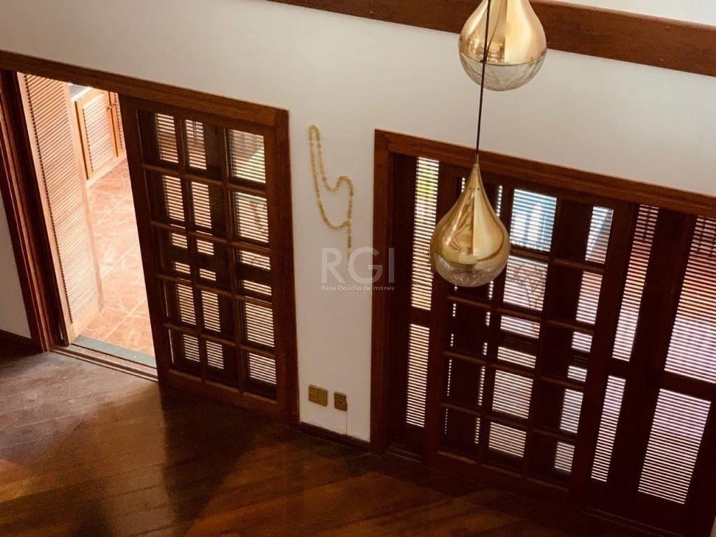 Encantadora residência com 03 dormitórios sendo 01 suíte e piscina. — foto 4
